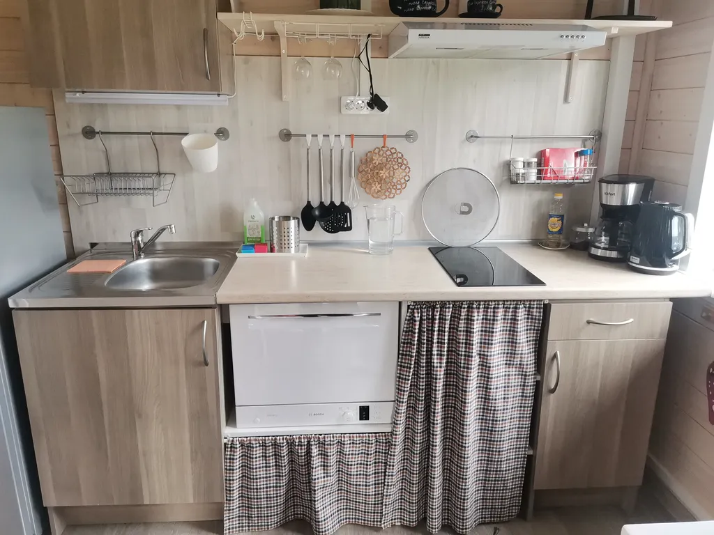 Дом с садом между лесом и рекой