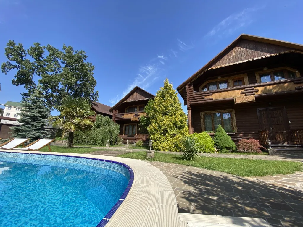 Сруб в Ялте c бассейном и сауной