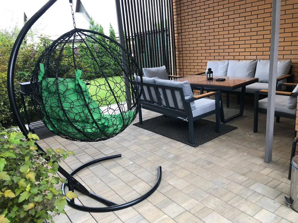 Таун-хаус в современном районе частной застройки