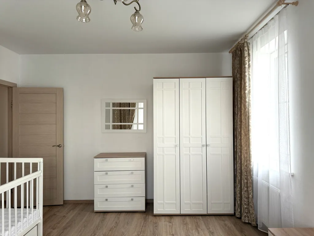 Комфортная квартира с детской кроваткой