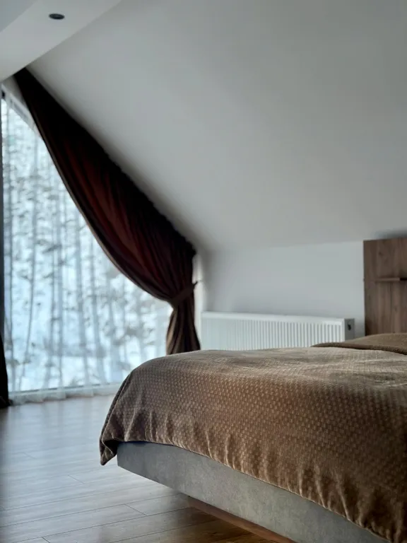 Новый коттедж с витражными окнами в центре