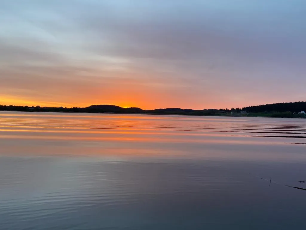 Деревенский дом у озера