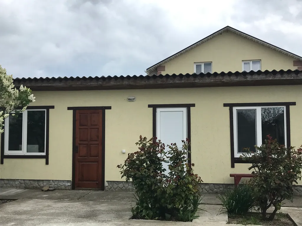 Небольшой уютный домик у пруда