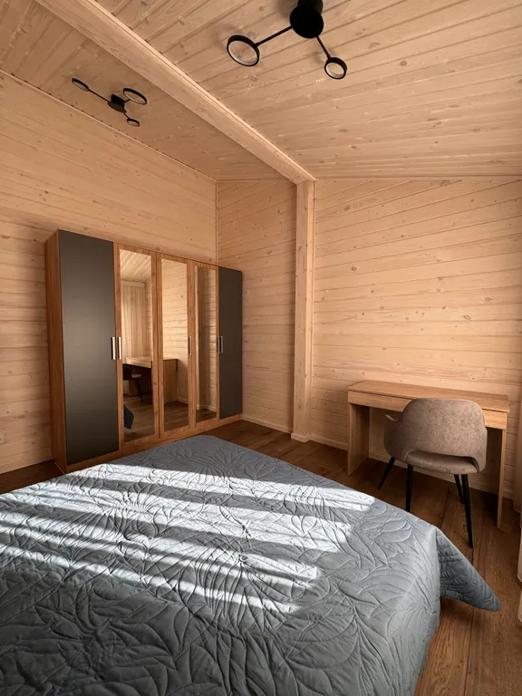 Большой дом у озера