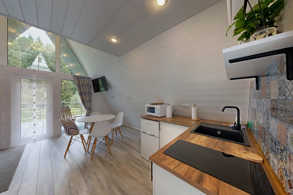 Дом в стиле a-frame с чаном на террасе