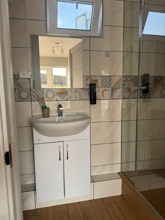 Отель рядом с аэропортом, трансфер бесплатный, стоянка и столовая рядом