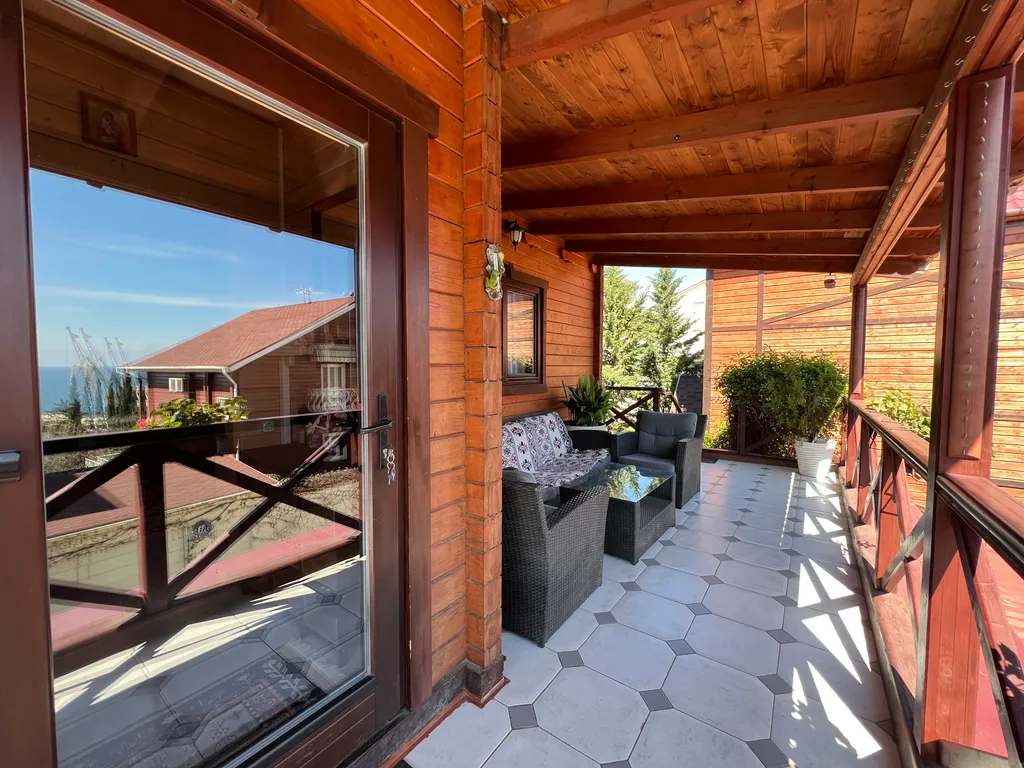 Дом с сауной и большой ванной на террасе