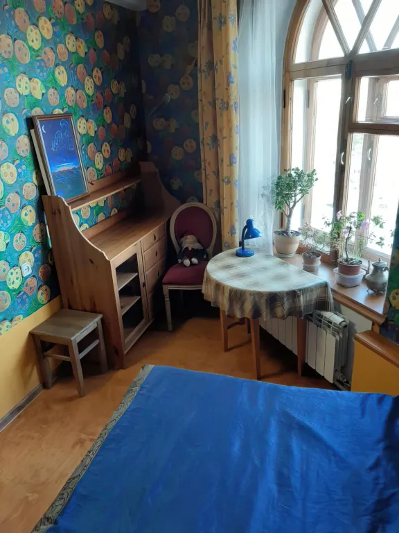 Уютная комната в уникальной квартире с камином