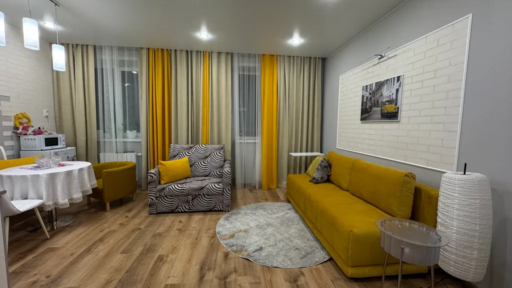 Белая студия в новом доме на центральной улице