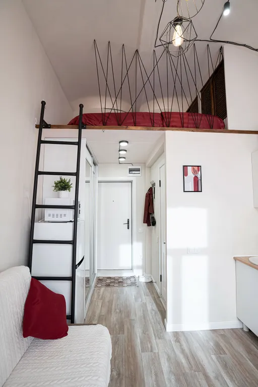 Яркая двухуровневая мини-студия