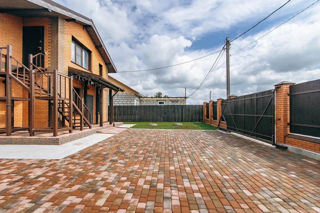 Коттедж двухэтажный с сауной, бассейном, детской площадкой