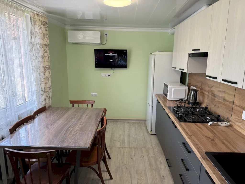 Четырёхкомнатный дом с двориком и мангалом – центр