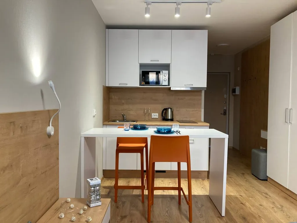 Апартаменты у метро с кухонной зоной и панорамными окнами