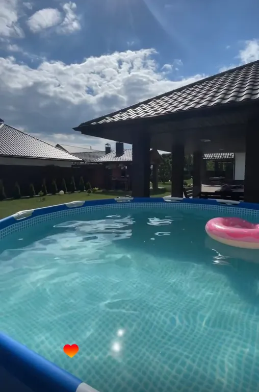 Коттедж для отдыха вблизи леса, с отдельной территорией и баней