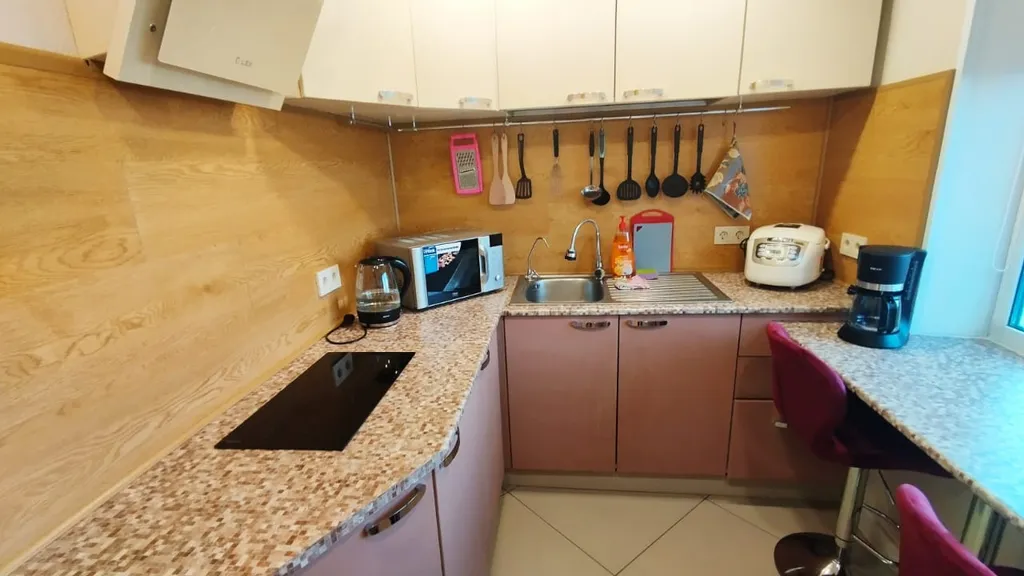 Светлая и уютная двухкомнатная квартира после ремонта с видом на море