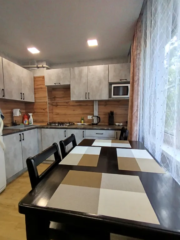 Трёхкомнатная семейная квартира с современными ремонтом Центр города