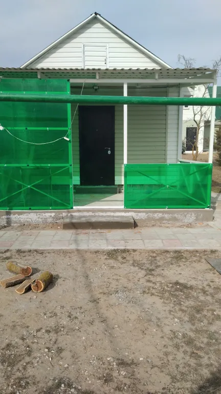 Дом с террасой около бассейна