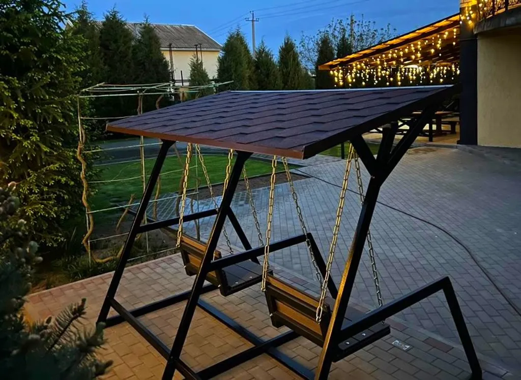 Двухэтажный коттедж на зелёной территории