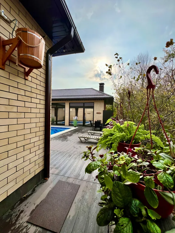 Дом в лесу с теплым бассейном и баней