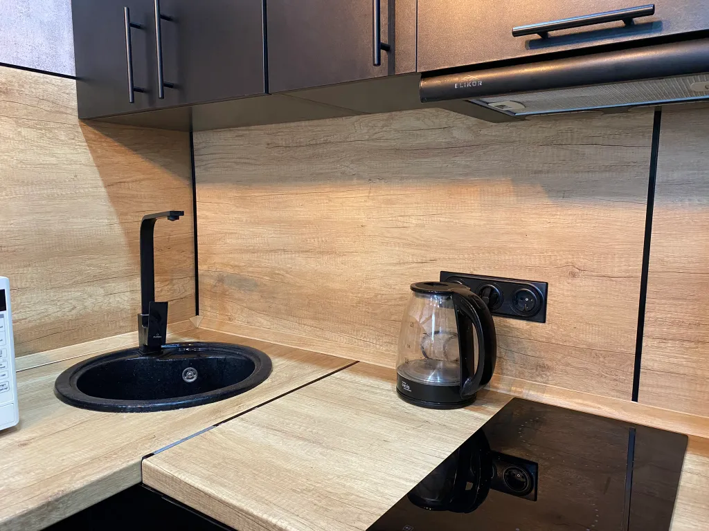 Уютная современная квартира с парящей кроватью с подсветкой