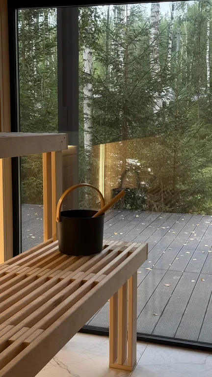 Панорамный дом в окружении леса с сауной