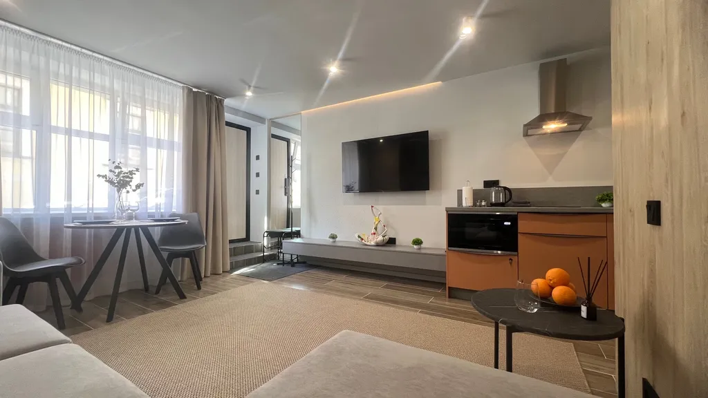 Апартаменты у Часовой башни оранжевые