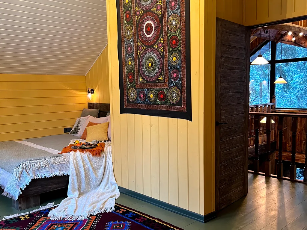 Дом Гнездо среди елей