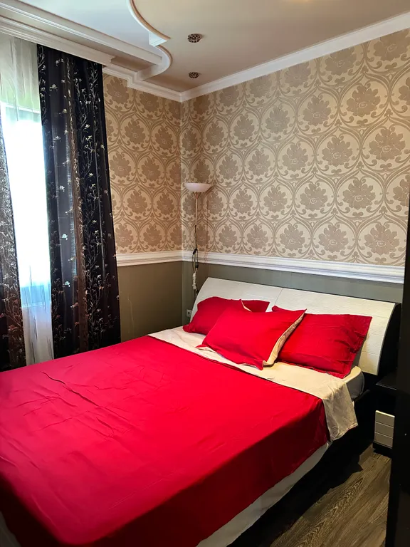 Дом под ключ с бассейном и стоянкой во дворе для 3 автомобилей у гипермаркета