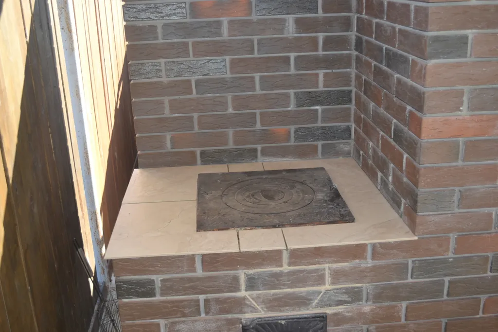 Уютный дом с зеленой лужайкой