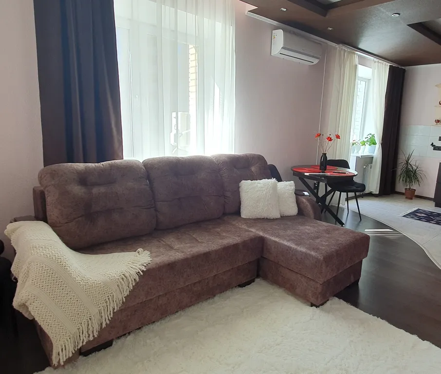 Уютная студия с отдельной спальной зоной, рядом с Иртышом