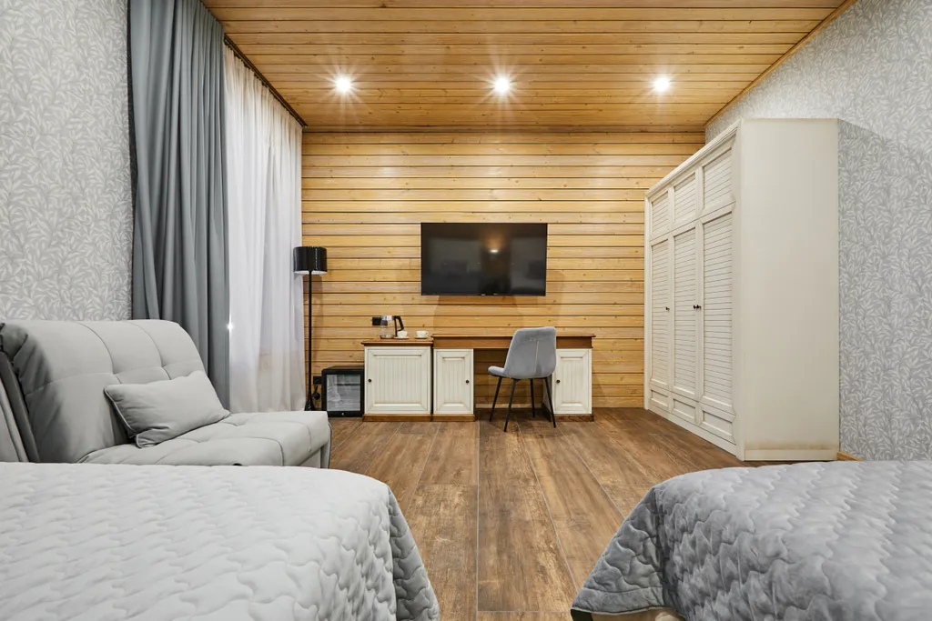 Улучшенный трехместный номер с раздельными кроватями и видом на озеро