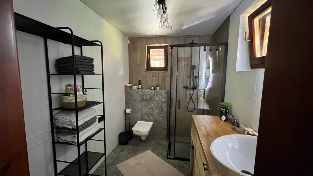 Уединённый хутор в лесу у реки с баней и камином