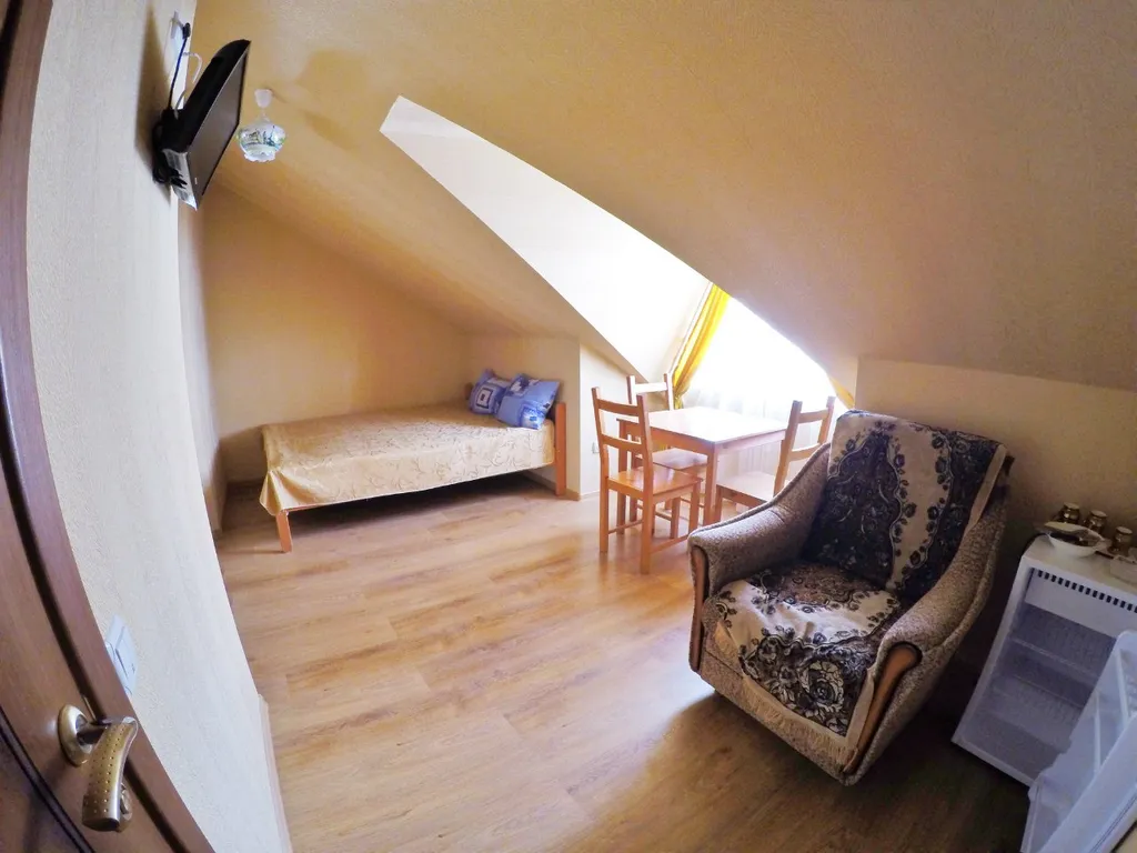 Двухместный номер с доп. местом без балкона с видом на горы