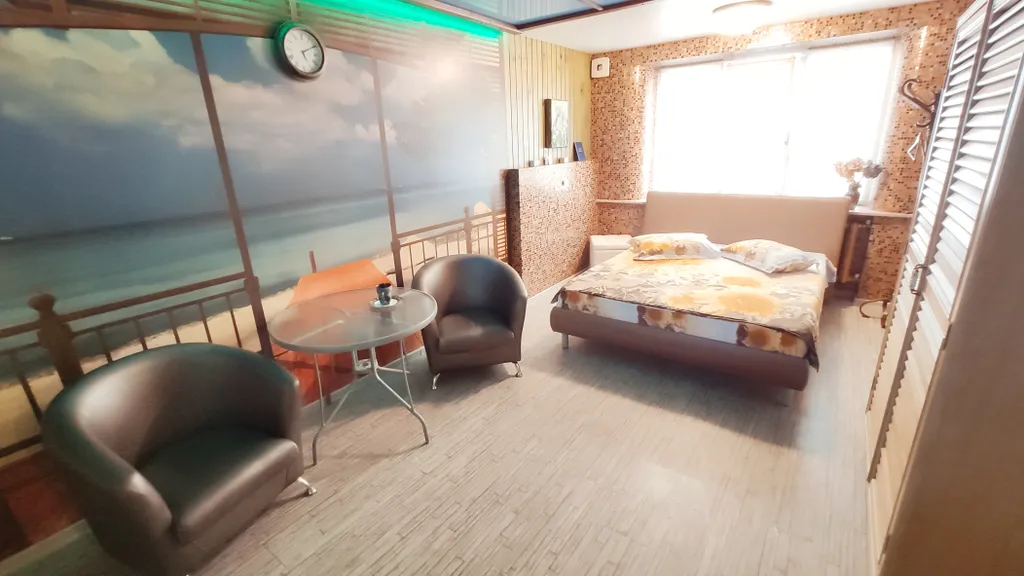 Квартира с большой кроватью и душевой кабиной