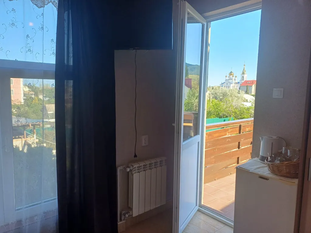 Четырехместная комната с большой террасой в центре