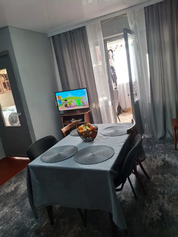 Трехкомнатная квартира в центре поселка