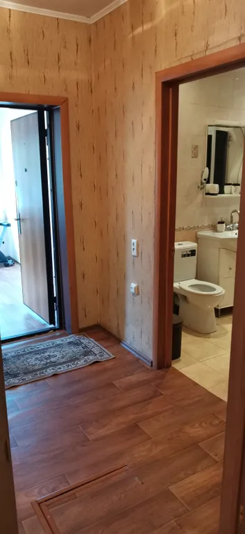 Уютный загородный дом с красивой благоустроенной территорией.