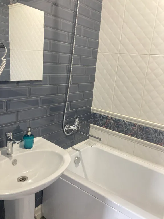 Современная чистая студия с панорамными окнами на горы