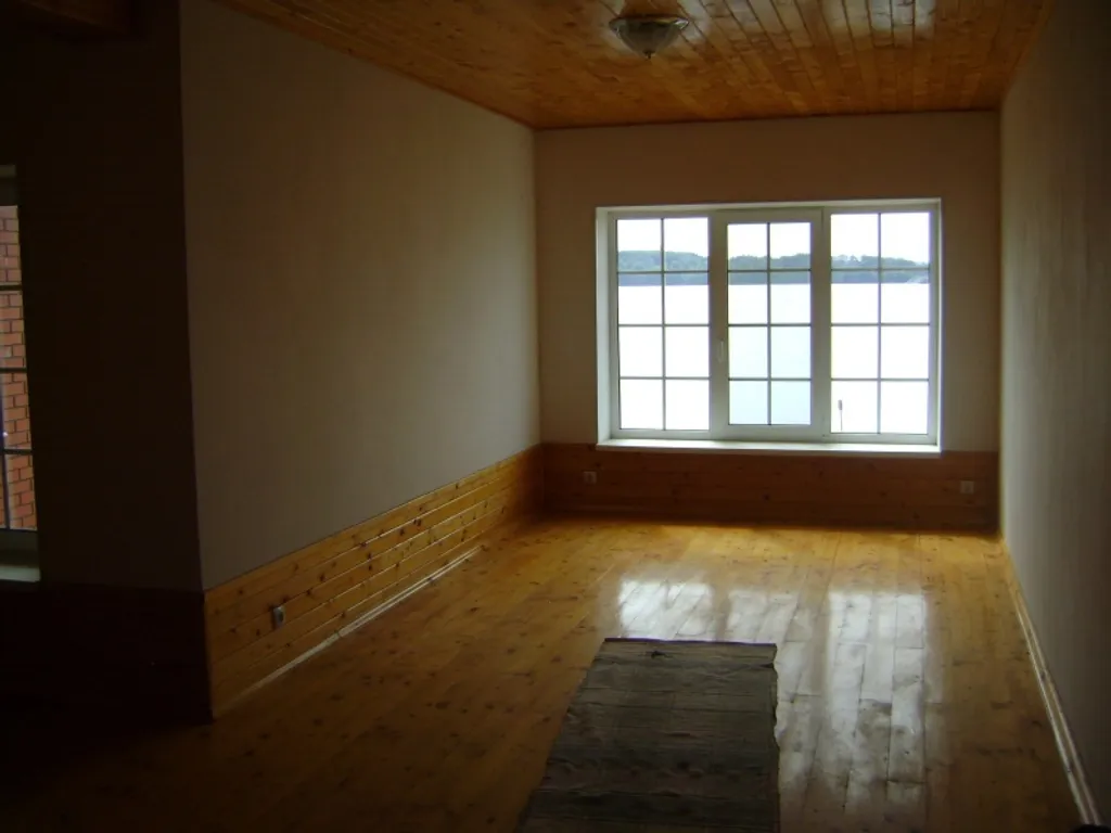 Дом-коттедж на берегу реки