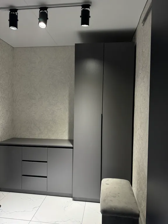 Новая квартира в центре города с елкой и сервировкой