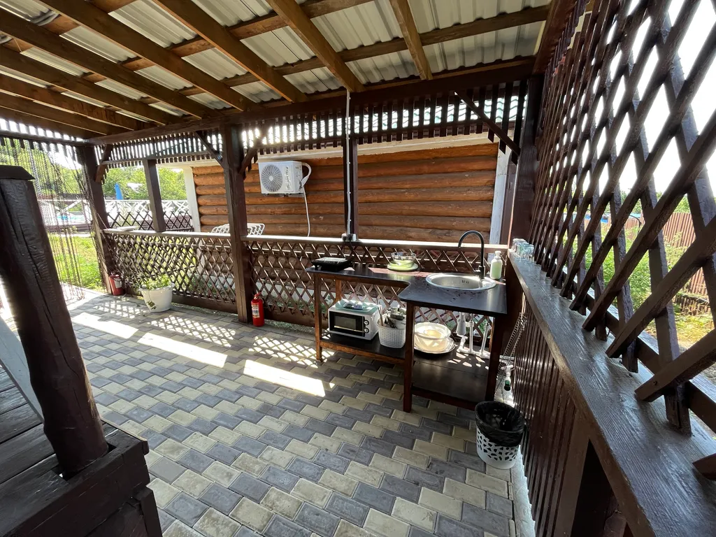 Деревянный дом для со всеми удобствами бассейн у крыльца, зелёный лес