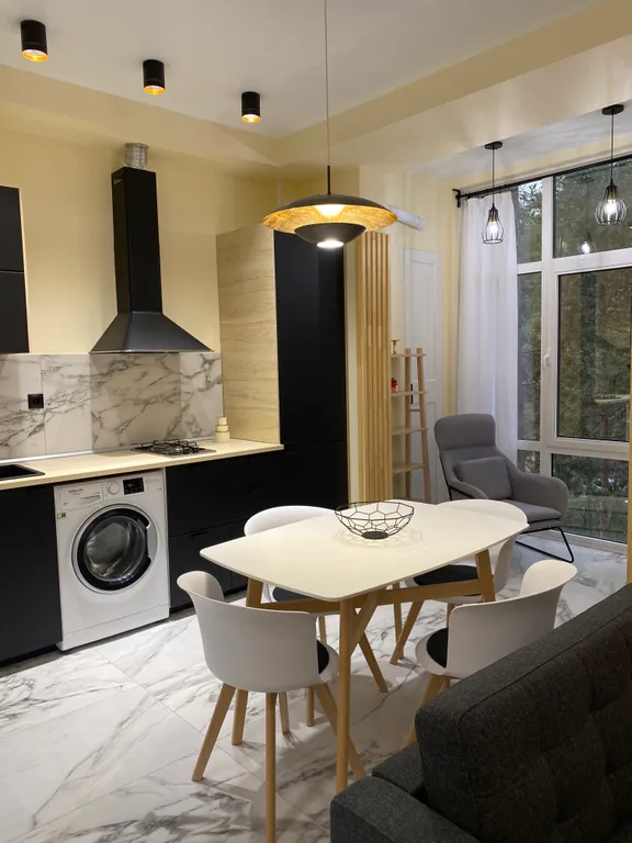 Современная студия с видом на горы