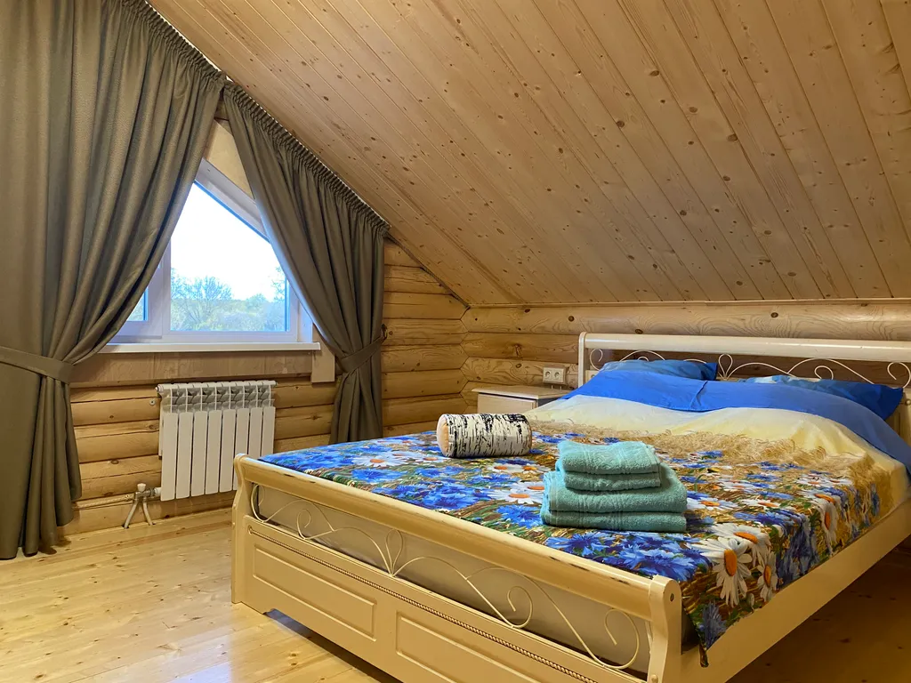 Бревенчатый 2-х этажный коттедж