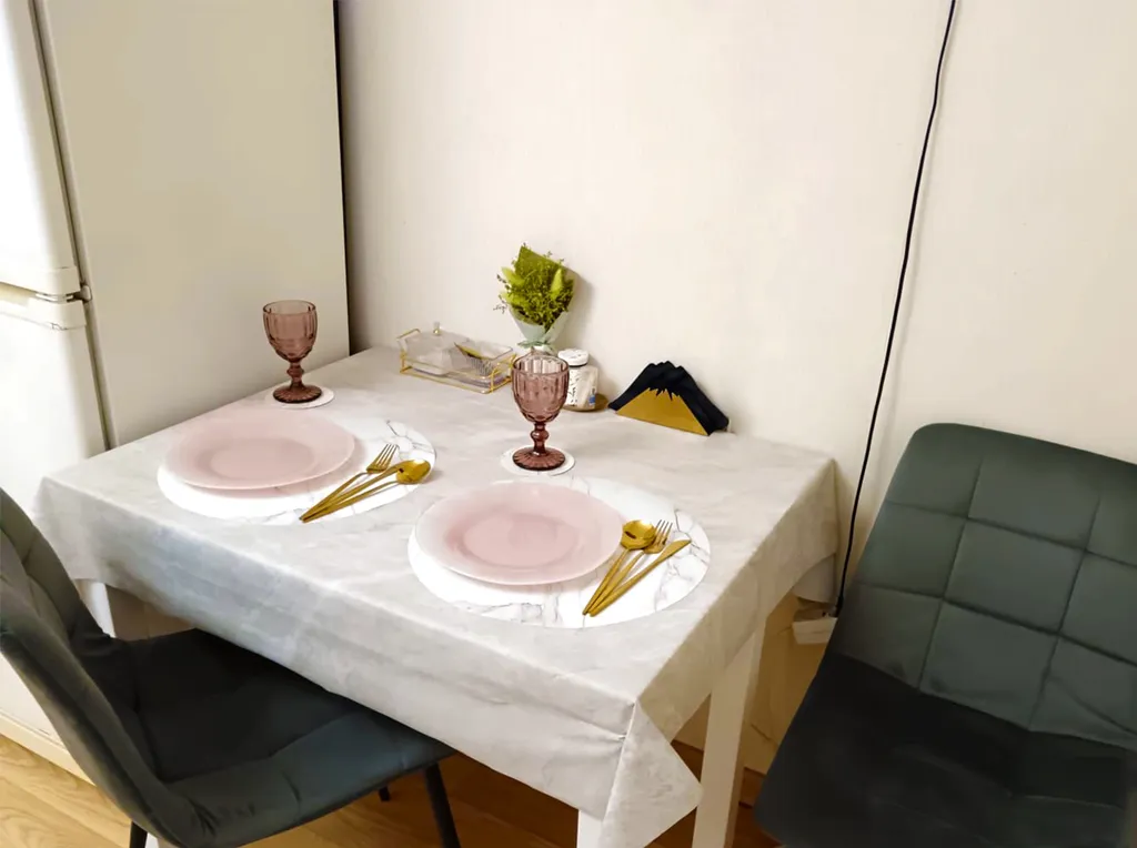 Просторная студия с балконом