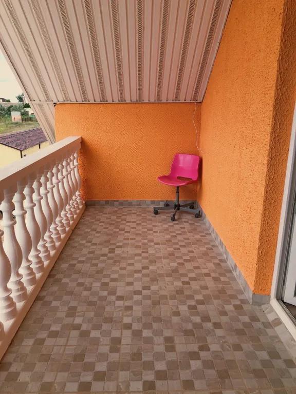 Домик у моря с балконом