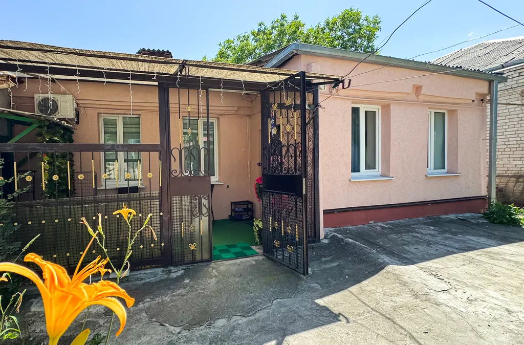 Дом в парке цветник, на курортном бульваре с парковкой и мангалом