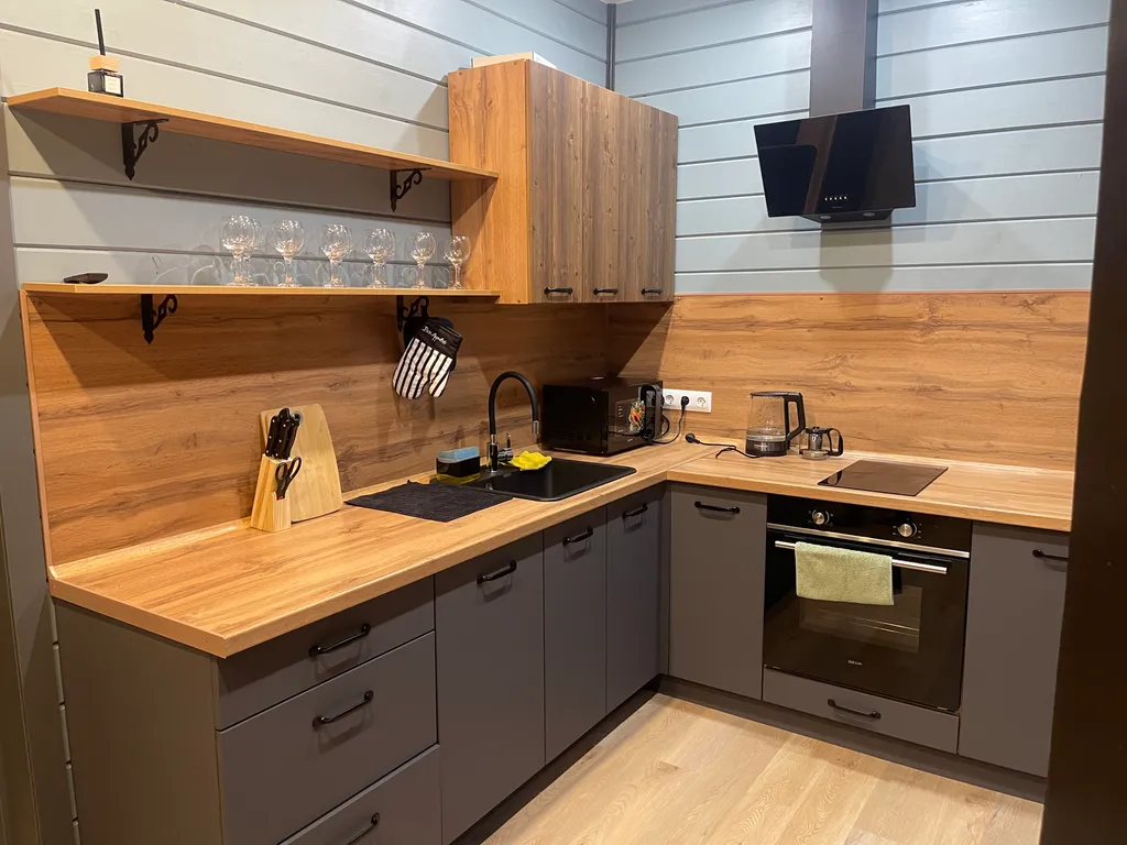 Уютный современный дом в лесу