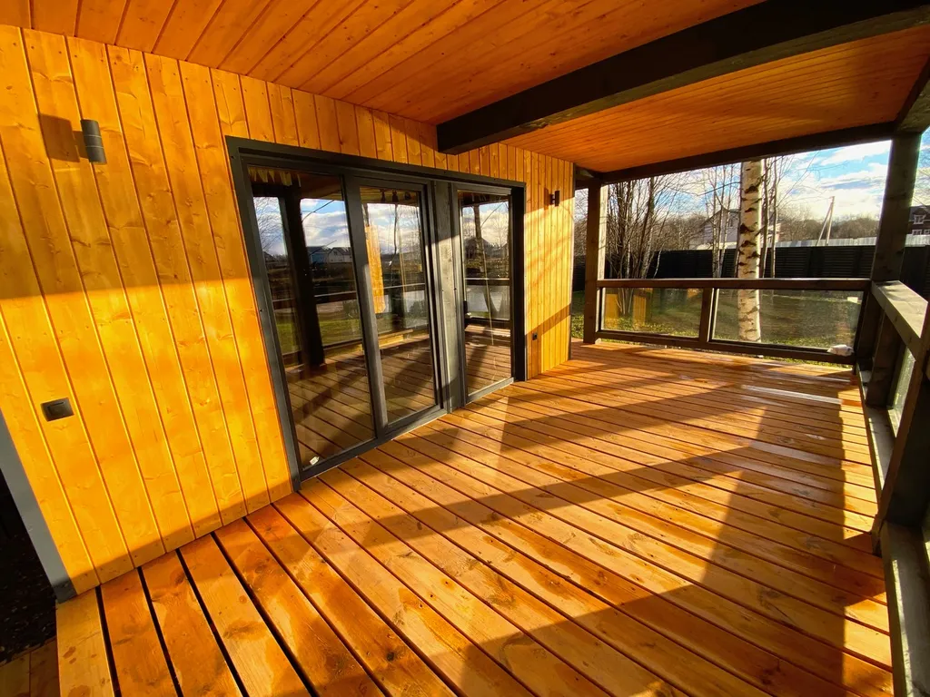 Дом Благодать у пруда с панорамными окнами