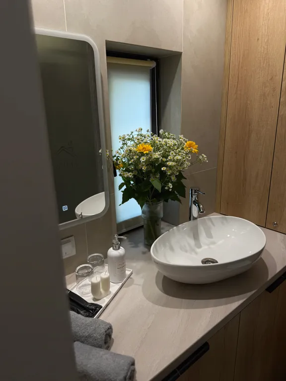 Дом с дизайнерским ремонтом, террасой, баней, мангалом