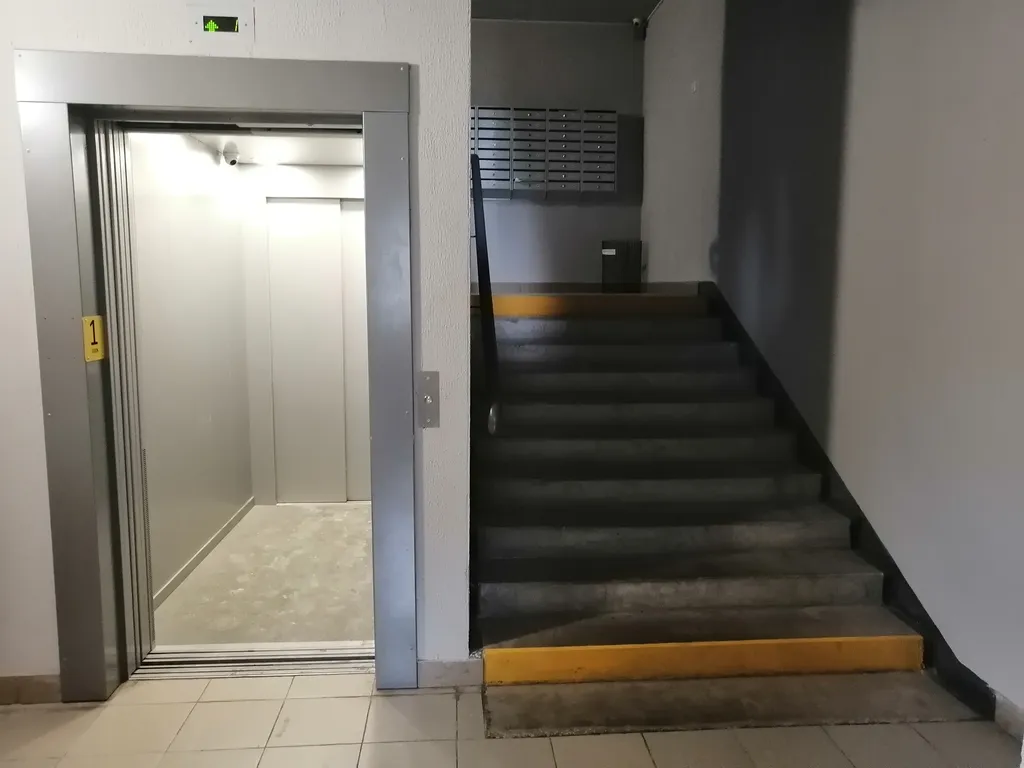 Студия с видом на город